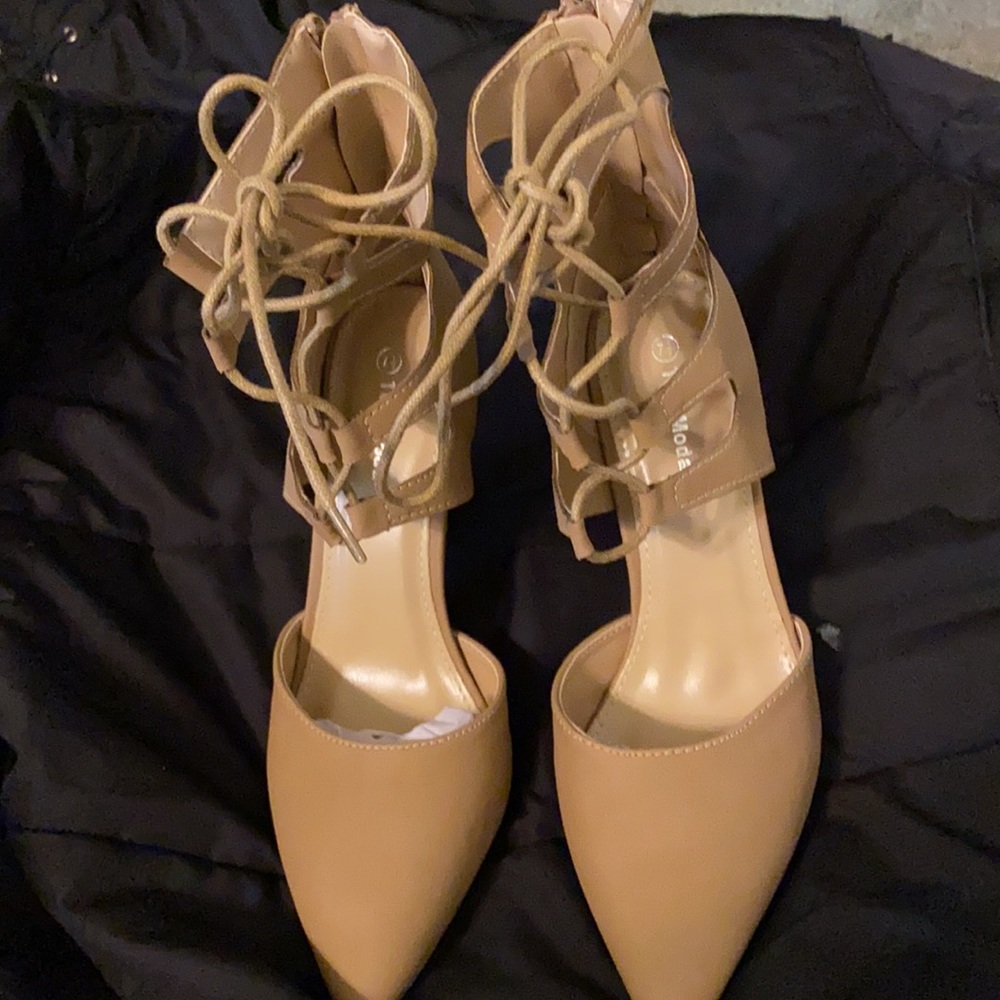 Women’s size 7 1/2 High Heels - Picture 7 of 16